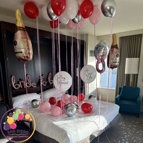 Theme: love
Latex helium: 15pcs
Helium specialty: 5pcs
Balloon sign
Rose petals
Balloons on the floor